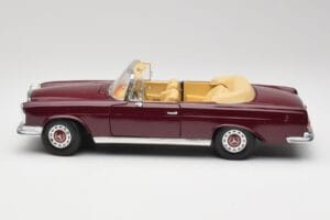 Mercedes 280SE W108 Bordeaux Rood Maisto 1:18 31811 Metaal — afbeelding 4 van 8