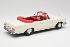 Mercedes 280SE W108 Ivory Wit Maisto 1:18 50223 Metaal — afbeelding 3 van 8