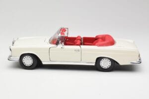 Mercedes 280SE W108 Ivory Wit Maisto 1:18 50223 Metaal — afbeelding 4 van 8