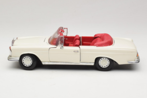 Mercedes 280 SE W108 Wit Maisto 1:18 52111 Metaal — afbeelding 4 van 8