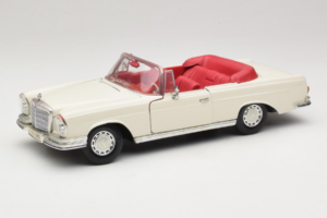 Mercedes 280 SE W108 Wit Maisto 1:18 52111 Metaal