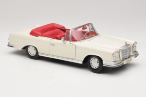 Mercedes 280 SE W108 Wit Maisto 1:18 52111 Metaal — afbeelding 6 van 8