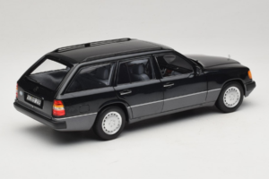 Mercedes 300 D W124 Stationwagen Zwart Norev 1:18 183960 Metaal — afbeelding 3 van 8