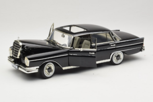 Mercedes 300 SE W112 Black Metallic Revell 1:18 08910 Metaal — afbeelding 2 van 8