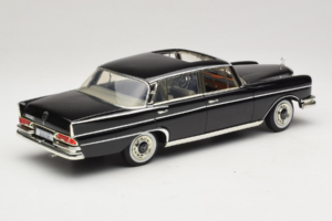 Mercedes 300 SE W112 Black Metallic Revell 1:18 08910 Metaal — afbeelding 3 van 8