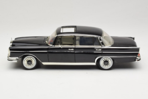 Mercedes 300 SE W112 Black Metallic Revell 1:18 08910 Metaal — afbeelding 4 van 8