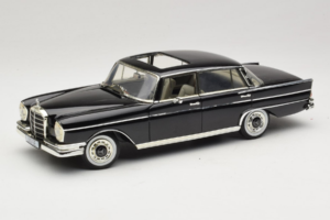 Mercedes 300 SE W112 Black Metallic Revell 1:18 08910 Metaal