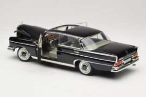 Mercedes 300 SE W112 Black Metallic Revell 1:18 08910 Metaal — afbeelding 5 van 8