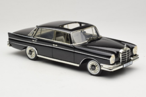 Mercedes 300 SE W112 Black Metallic Revell 1:18 08910 Metaal — afbeelding 6 van 8