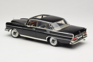 Mercedes 300 SE W112 Black Metallic Revell 1:18 08910 Metaal — afbeelding 7 van 8