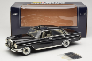 Mercedes 300 SE W112 Black Metallic Revell 1:18 08910 Metaal — afbeelding 8 van 8