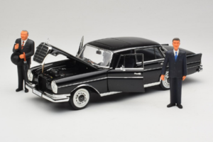 Mercedes 300 SE Zwart met Figuren Revell 1:18 9050 Metaal — afbeelding 2 van 9