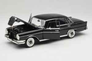 Mercedes 300 SE Zwart met Figuren Revell 1:18 9050 Metaal — afbeelding 3 van 9