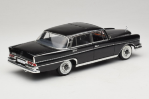 Mercedes 300 SE Zwart met Figuren Revell 1:18 9050 Metaal — afbeelding 4 van 9