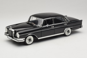 Mercedes 300 SE Zwart met Figuren Revell 1:18 9050 Metaal