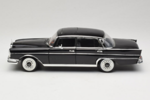 Mercedes 300 SE Zwart met Figuren Revell 1:18 9050 Metaal — afbeelding 5 van 9