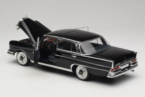 Mercedes 300 SE Zwart met Figuren Revell 1:18 9050 Metaal — afbeelding 6 van 9