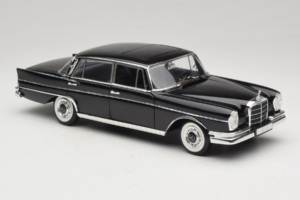 Mercedes 300 SE Zwart met Figuren Revell 1:18 9050 Metaal — afbeelding 7 van 9