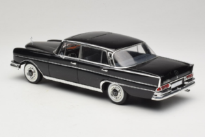 Mercedes 300 SE Zwart met Figuren Revell 1:18 9050 Metaal — afbeelding 8 van 9