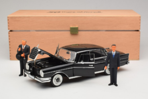 Mercedes 300 SE Zwart met Figuren Revell 1:18 9050 Metaal — afbeelding 9 van 9