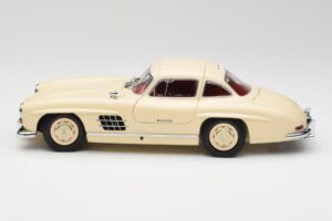 Mercedes 300 SL W198 Crème Met Rode Binnenkant Minichamps 1:18 180039002 Metaal — afbeelding 4 van 8