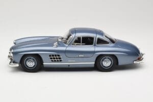Mercedes 300 SL W198 Gullwing Light Blue Metallic Minichamps 1:18 110037220 Metaal — afbeelding 4 van 8