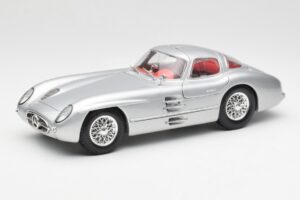 Mercedes 300 SLR Uhlenhaut Coupe Zilver Maisto 1:18 536898 Metaal