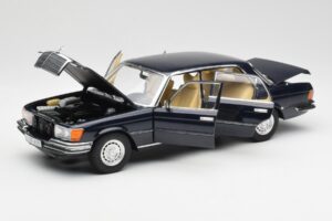 Mercedes 450 SEL 6.9 W116 Donkerblauw Revell 1:18 8956 Metaal — afbeelding 2 van 8