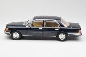 Mercedes 450 SEL 6.9 W116 Donkerblauw Revell 1:18 8956 Metaal — afbeelding 4 van 8