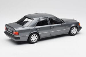 Mercedes 500 E W124 Pearl Grijs Norev 1:18 183946 Metaal — afbeelding 3 van 8
