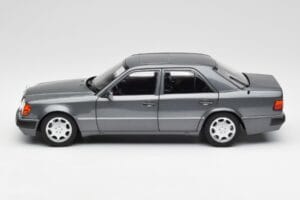 Mercedes 500 E W124 Pearl Grijs Norev 1:18 183946 Metaal — afbeelding 4 van 8
