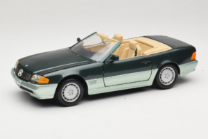 Mercedes 500 SL R129 Zilvergroen Revell 1:18 8802 Metaal