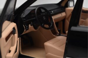 Mercedes 500E W124 Zwart Limited Edition Norev 1:18 183949 Metaal — afbeelding 11 van 12