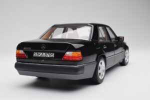 Mercedes 500E W124 Zwart Limited Edition Norev 1:18 183949 Metaal — afbeelding 10 van 12
