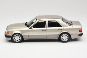 Mercedes 500E W124 Smoke Silver Dealer Editie Norev 1:18 B66040724 Metaal — afbeelding 4 van 8