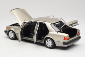 Mercedes 500E W124 Smoke Silver Dealer Editie Norev 1:18 B66040724 Metaal — afbeelding 5 van 8