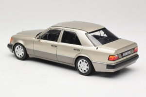 Mercedes 500E W124 Smoke Silver Dealer Editie Norev 1:18 B66040724 Metaal — afbeelding 7 van 8