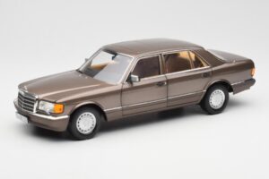Mercedes 560 SEL W126 Impala Bruin Dealer Editie Norev 1:18 B66040646 Metaal