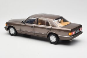 Mercedes 560 SEL W126 Impala Bruin Dealer Editie Norev 1:18 B66040646 Metaal — afbeelding 7 van 8