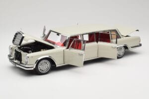 Mercedes 600 Pullman W100 Lichtgrijs NZG 1:18 B66040708 Metaal — afbeelding 2 van 8