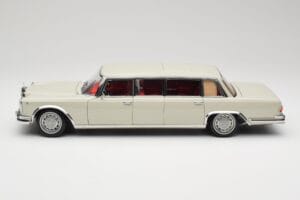 Mercedes 600 Pullman W100 Lichtgrijs NZG 1:18 B66040708 Metaal — afbeelding 4 van 8