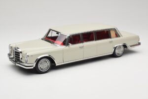Mercedes 600 Pullman W100 Lichtgrijs NZG 1:18 B66040708 Metaal
