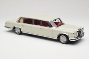 Mercedes 600 Pullman W100 Lichtgrijs NZG 1:18 B66040708 Metaal — afbeelding 6 van 8