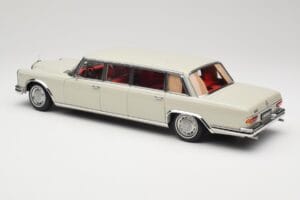Mercedes 600 Pullman W100 Lichtgrijs NZG 1:18 B66040708 Metaal — afbeelding 7 van 8