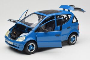 Mercedes A-Class W168 Lichtblauw Maisto 1:18 37800-M5 Metaal — afbeelding 2 van 8