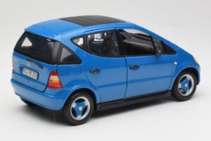 Mercedes A-Class W168 Lichtblauw Maisto 1:18 37800-M5 Metaal — afbeelding 3 van 8