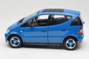 Mercedes A-Class W168 Lichtblauw Maisto 1:18 37800-M5 Metaal — afbeelding 4 van 8
