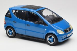 Mercedes A-Class W168 Lichtblauw Maisto 1:18 37800-M5 Metaal — afbeelding 6 van 8