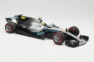 Mercedes AMG Petronas W08 V. Rossi Ride Swap Valencia December 2019 Minichamps 1:18 110191746 Metaal — afbeelding 4 van 6