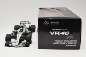 Mercedes AMG Petronas W08 V. Rossi Ride Swap Valencia December 2019 Minichamps 1:18 110191746 Metaal — afbeelding 6 van 6